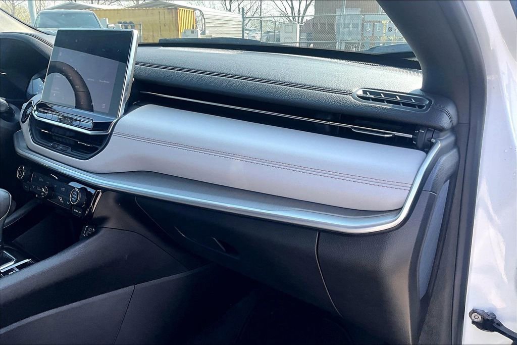 Used 2025 Jeep Compass Limited image 20