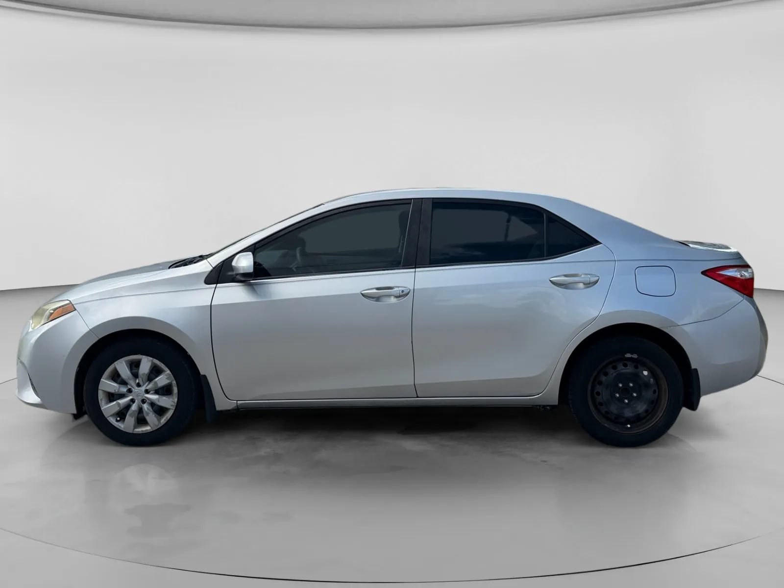 Used 2014 Toyota Corolla LE FWD image 2