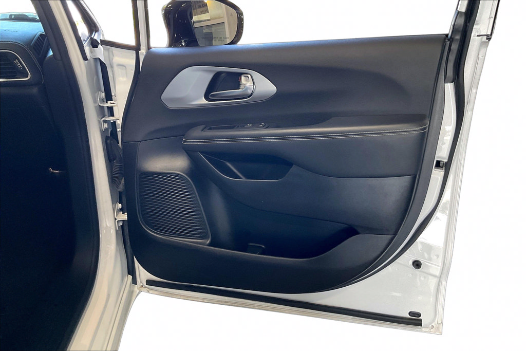 Used 2025 Chrysler Pacifica Limited FWD image 23