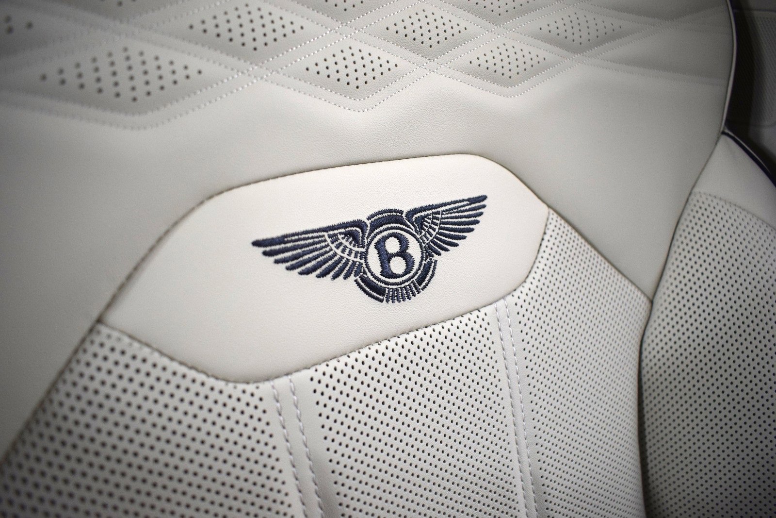 New 2025 Bentley Bentayga image 38