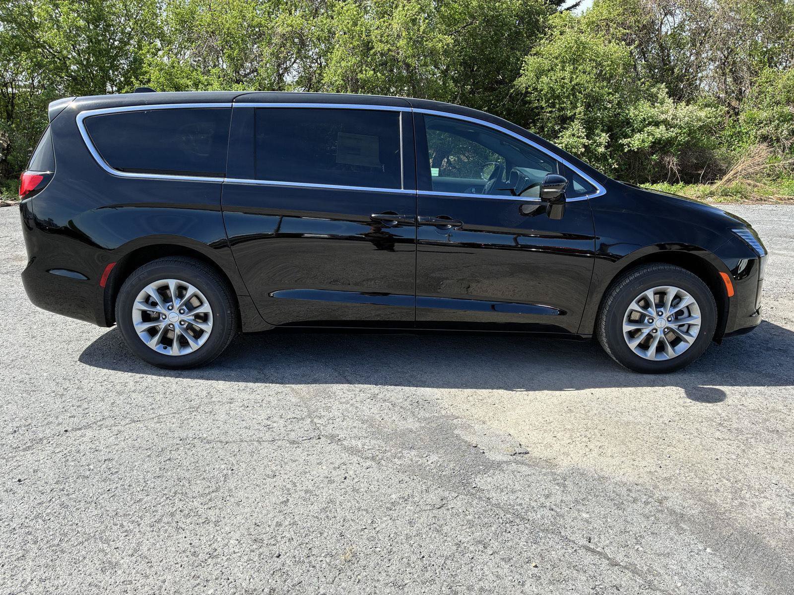 New 2027 Chrysler Pacifica Select AWD/4WD image 11