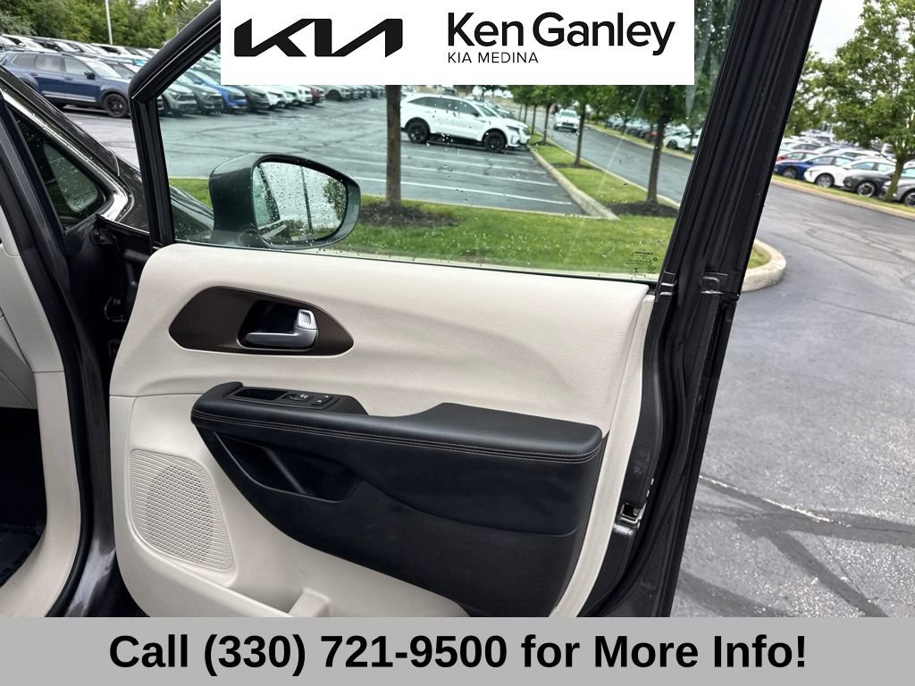 Used 2017 Chrysler Pacifica Touring-L Plus w/ Advanced Safetytec Group FWD image 39