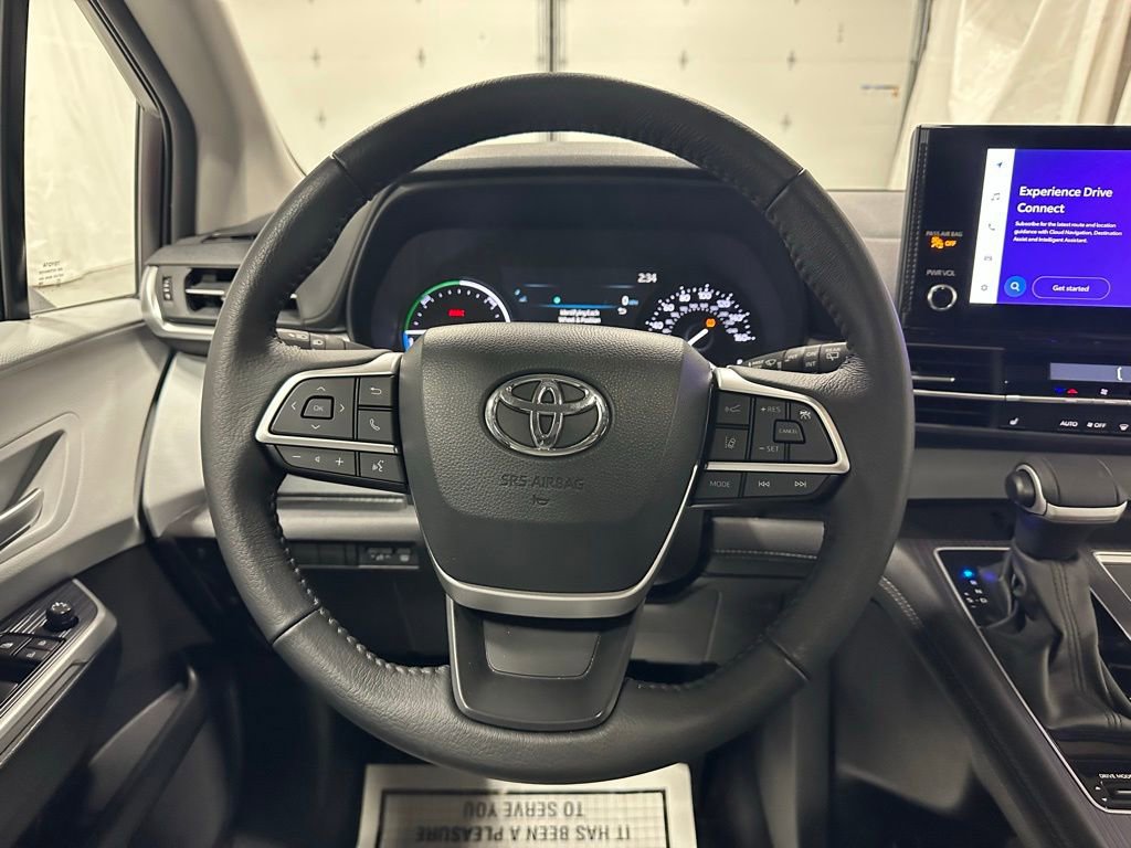 Used 2025 Toyota Sienna XLE image 18
