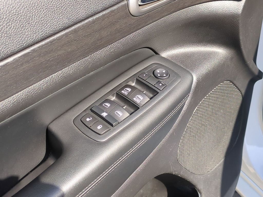 Used 2017 Jeep Grand Cherokee Altitude image 15