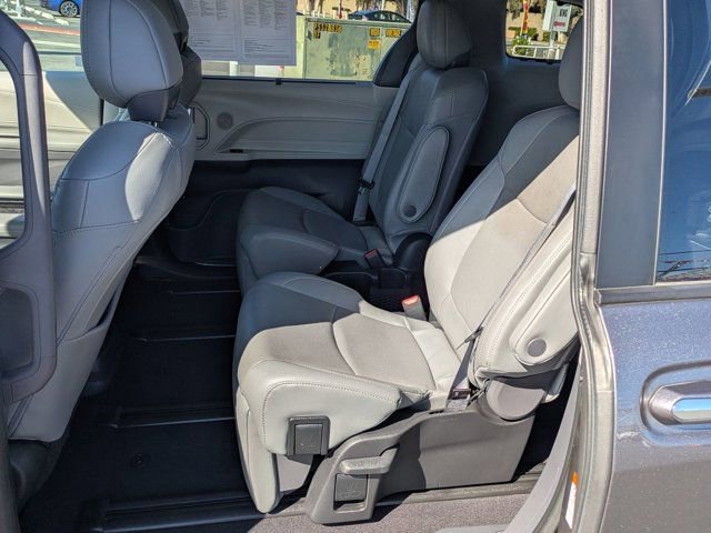 Used 2022 Toyota Sienna Limited image 14