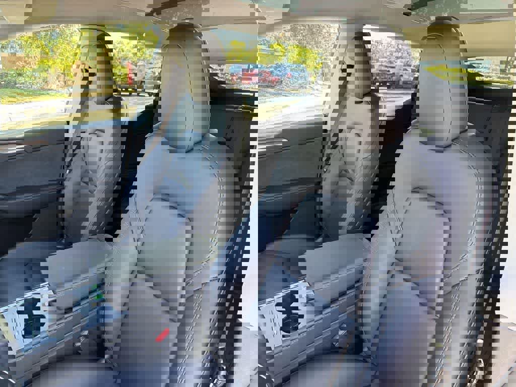 Used 2022 Tesla Model Y Long Range image 28