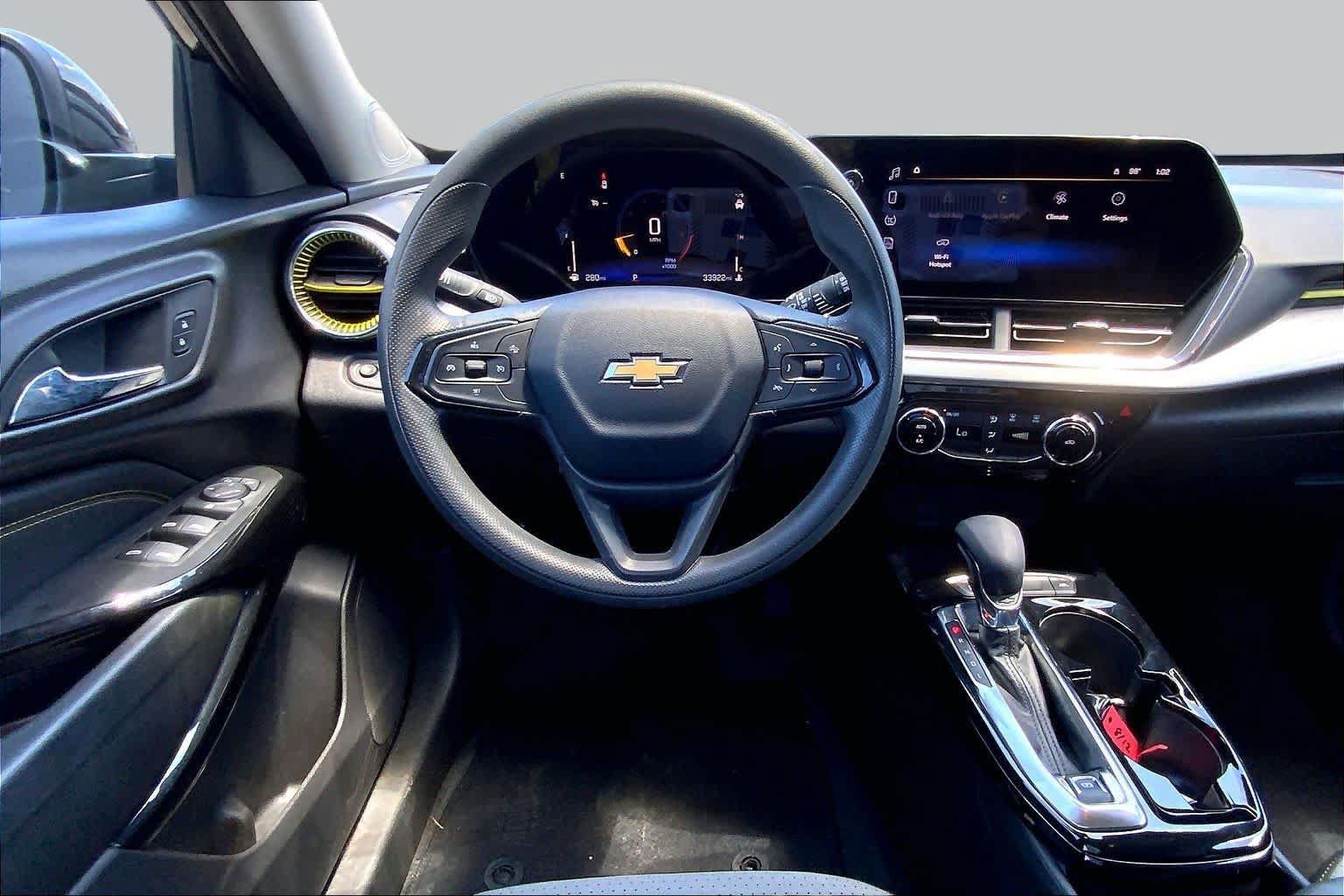 Used 2025 Chevrolet Trax LT FWD image 6
