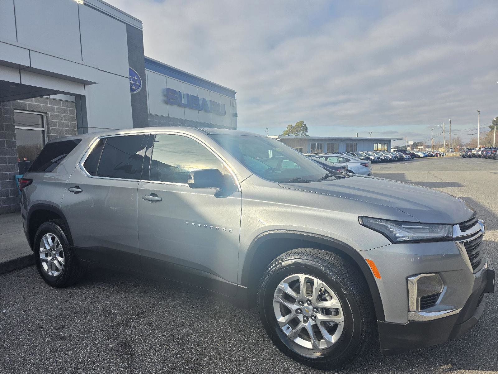 Used 2023 Chevrolet Traverse LS image 3