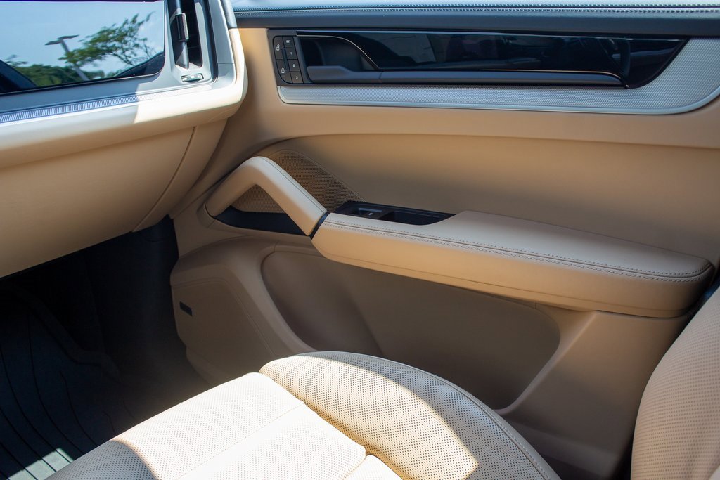 Used 2025 Porsche Cayenne w/ Premium Package Plus image 20