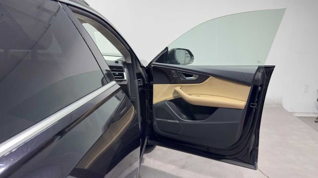 Used 2019 Audi Q8 Prestige w/ Luxury Package AWD/4WD image 9