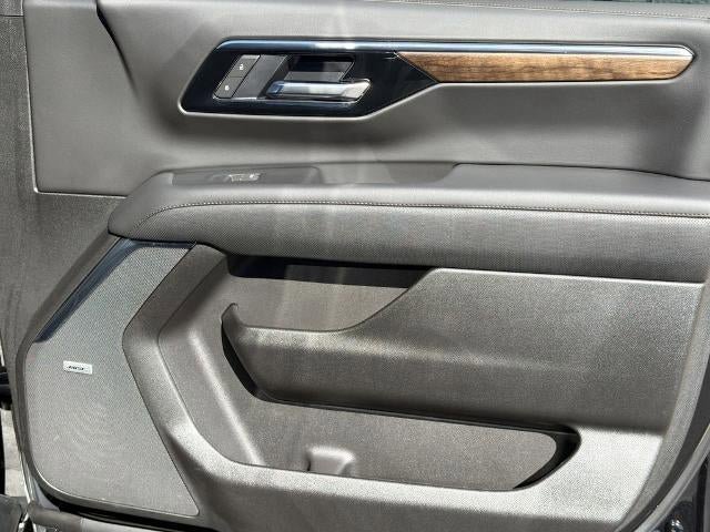 Used 2025 Chevrolet Tahoe High Country AWD/4WD image 14