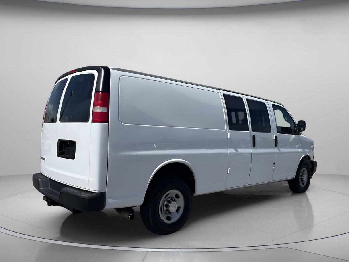 Used 2017 Chevrolet Express 3500 Extended image 3