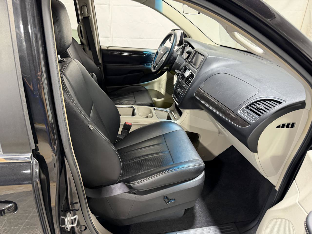 Used 2016 Chrysler Town & Country Touring FWD image 12
