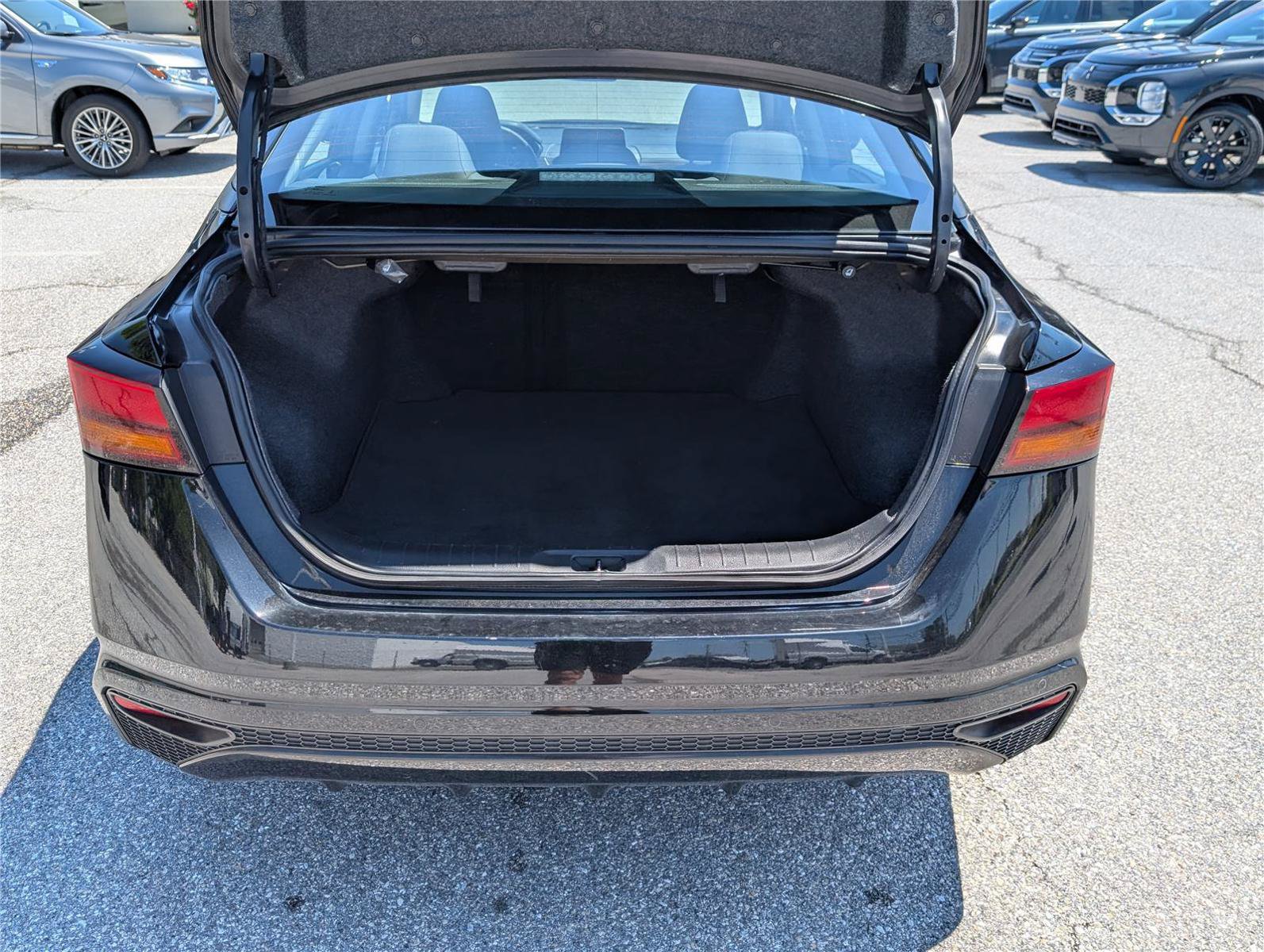 Used 2024 Nissan Altima 2.5 SV FWD image 13