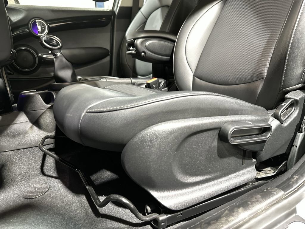 Used 2019 MINI Cooper 4-Door Hardtop image 14