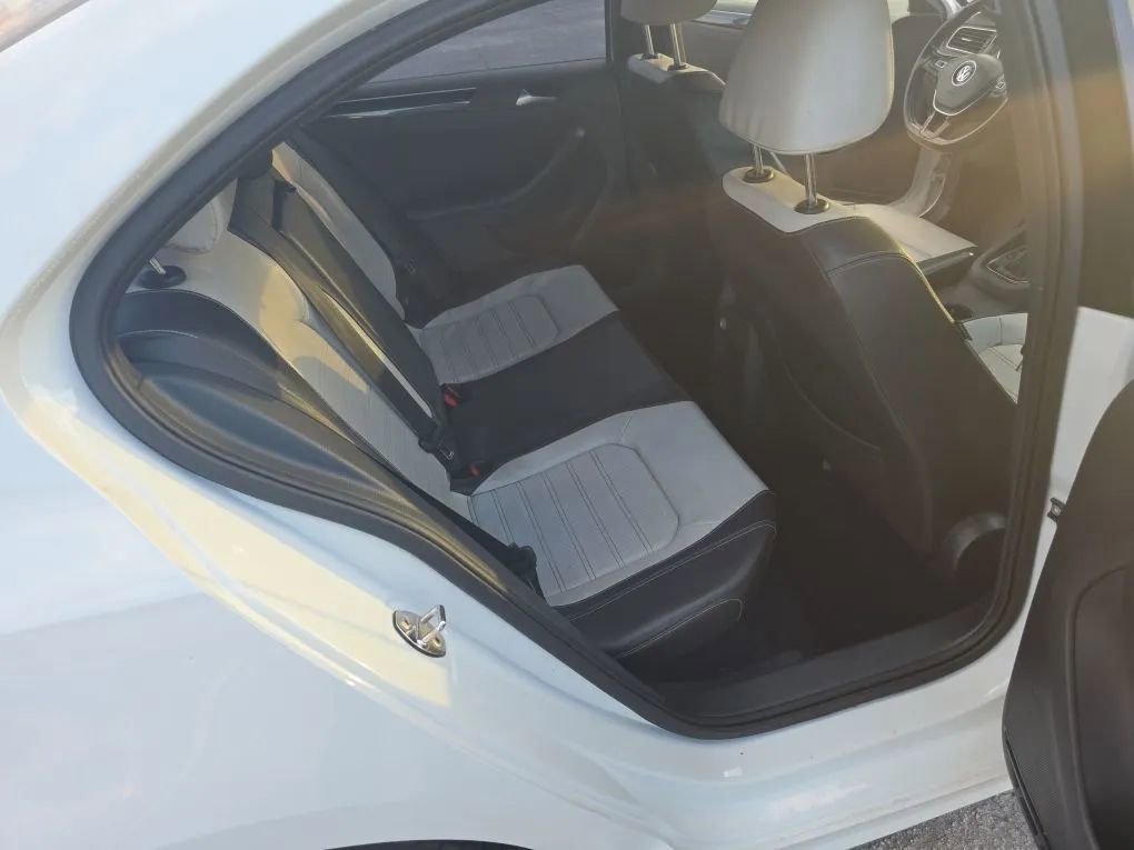 Used 2015 Volkswagen Jetta Sport FWD image 4