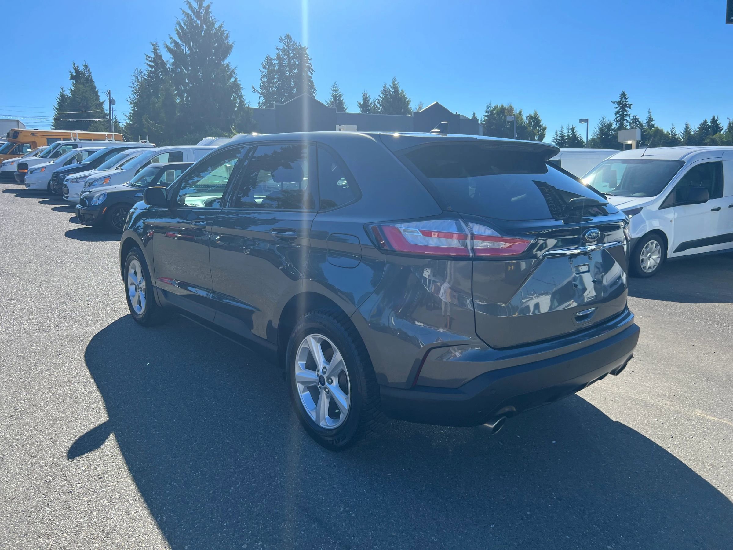 Used 2020 Ford Edge SE image 5