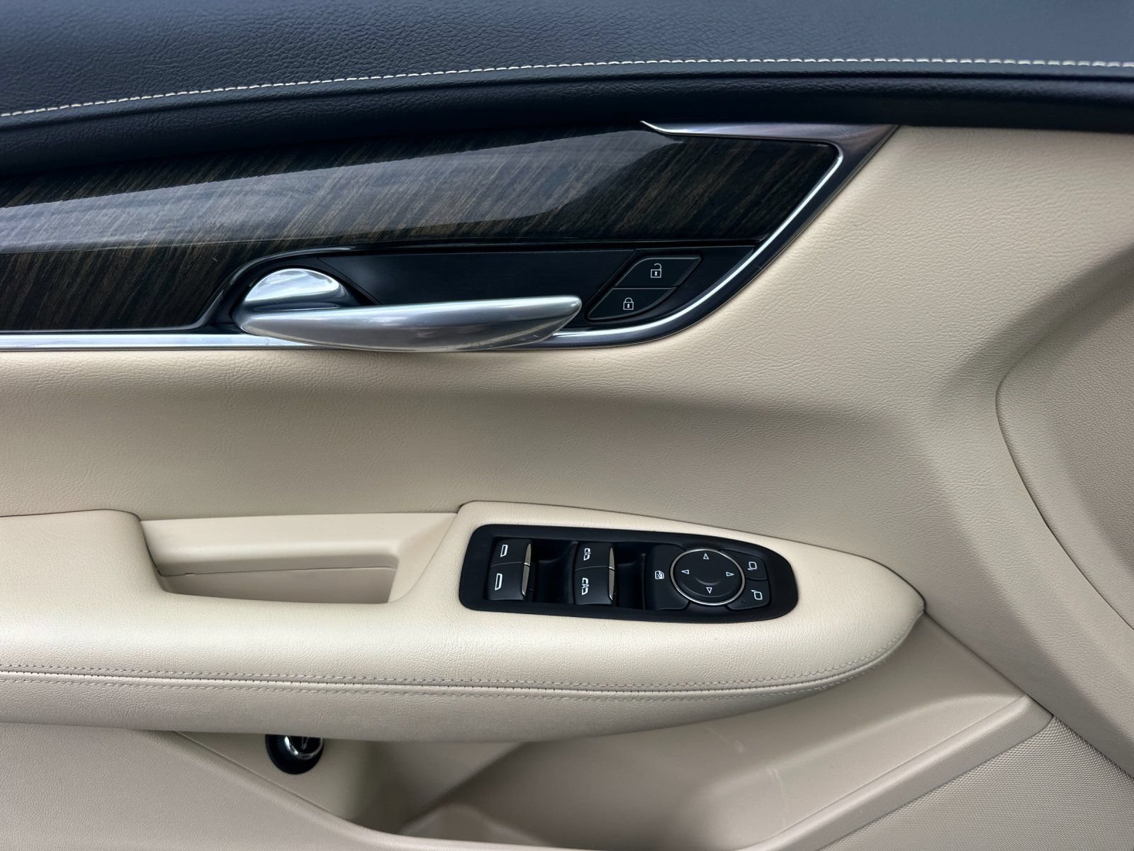 Used 2019 Cadillac XT5 AWD image 10