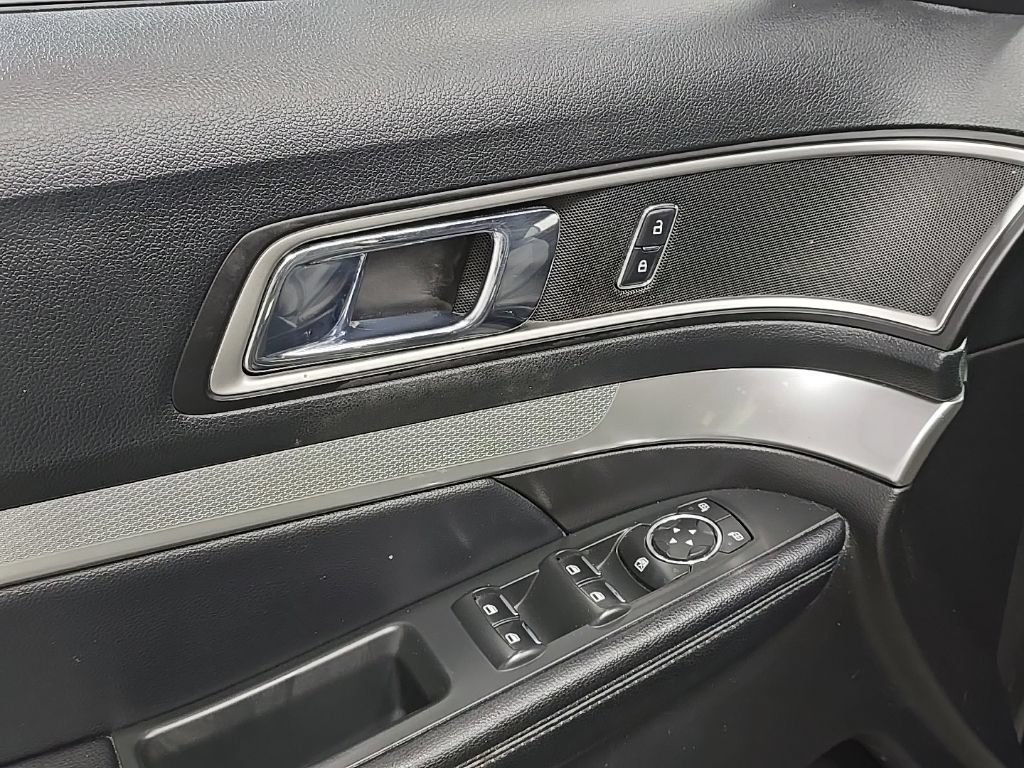 Used 2017 Ford Explorer XLT FWD image 13
