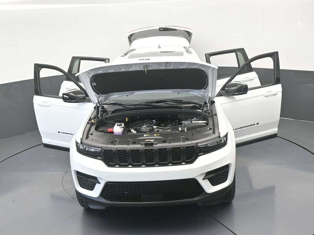 Used 2025 Jeep Grand Cherokee Altitude RWD image 63