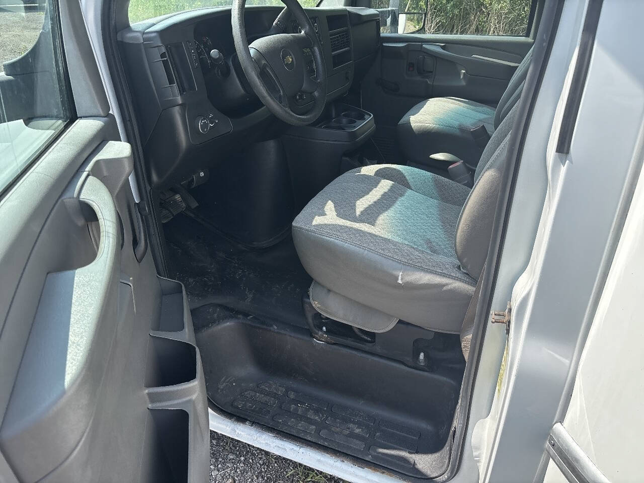 Used 2014 Chevrolet Express 3500 Extended RWD image 9