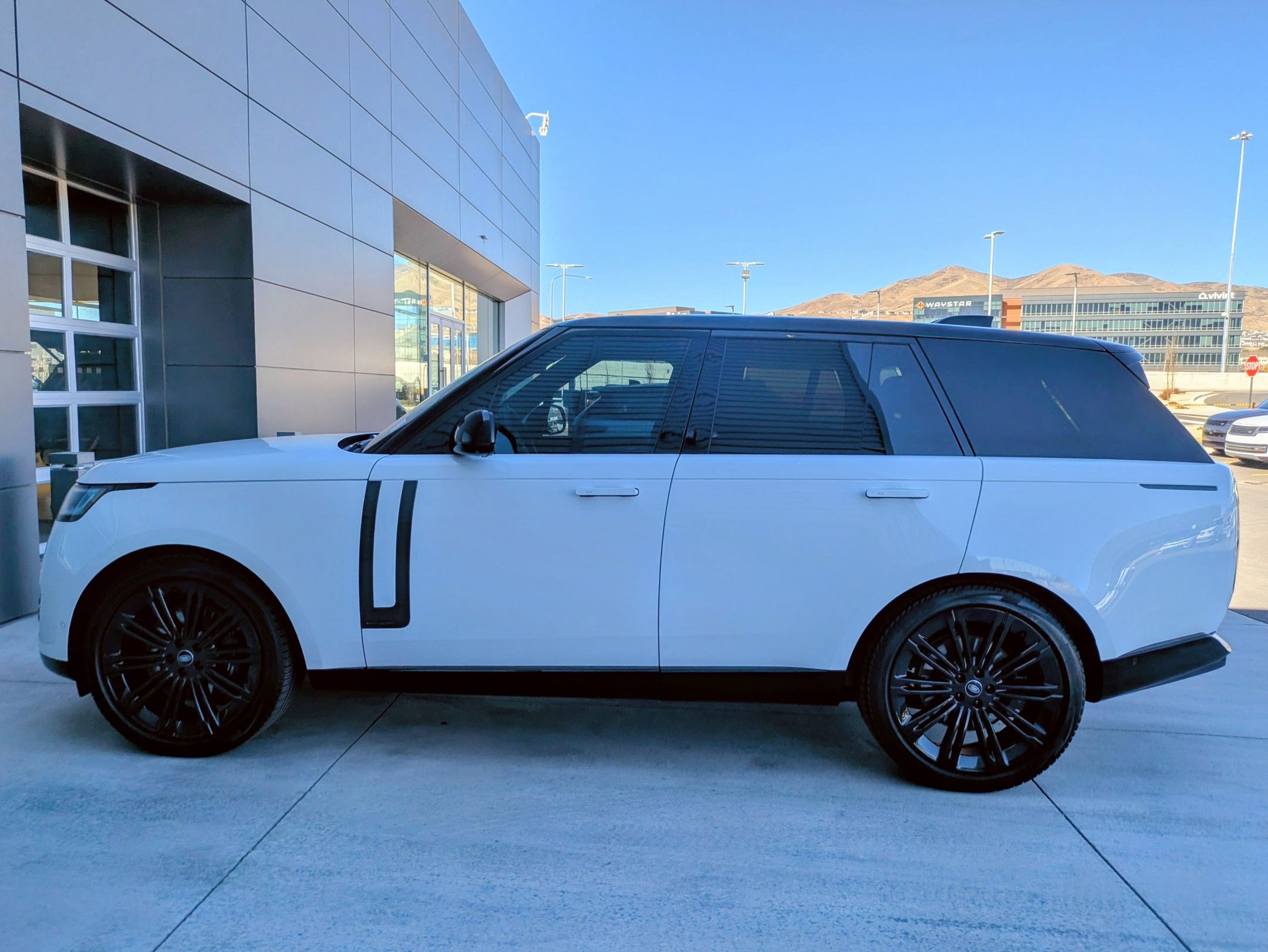 Certified 2024 Land Rover Range Rover Autobiography image 11