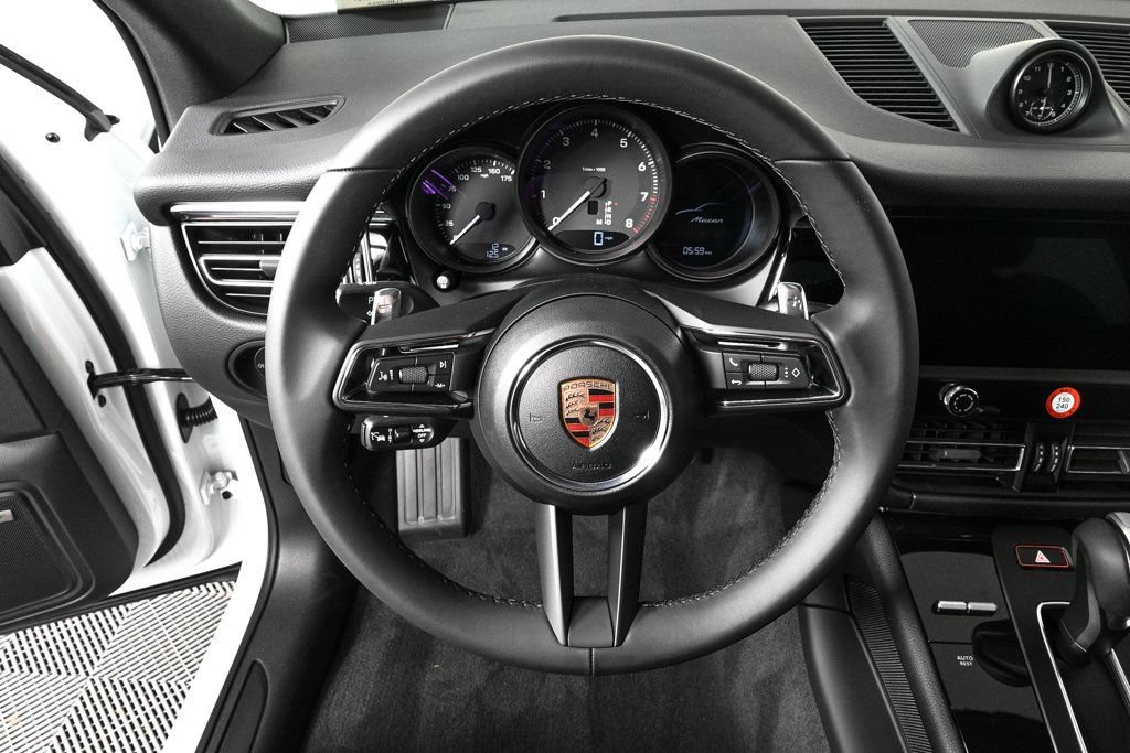Certified 2026 Porsche Macan AWD/4WD image 9