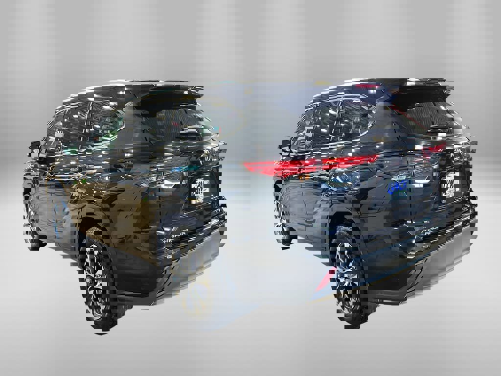 Used 2020 Toyota Highlander XLE image 2