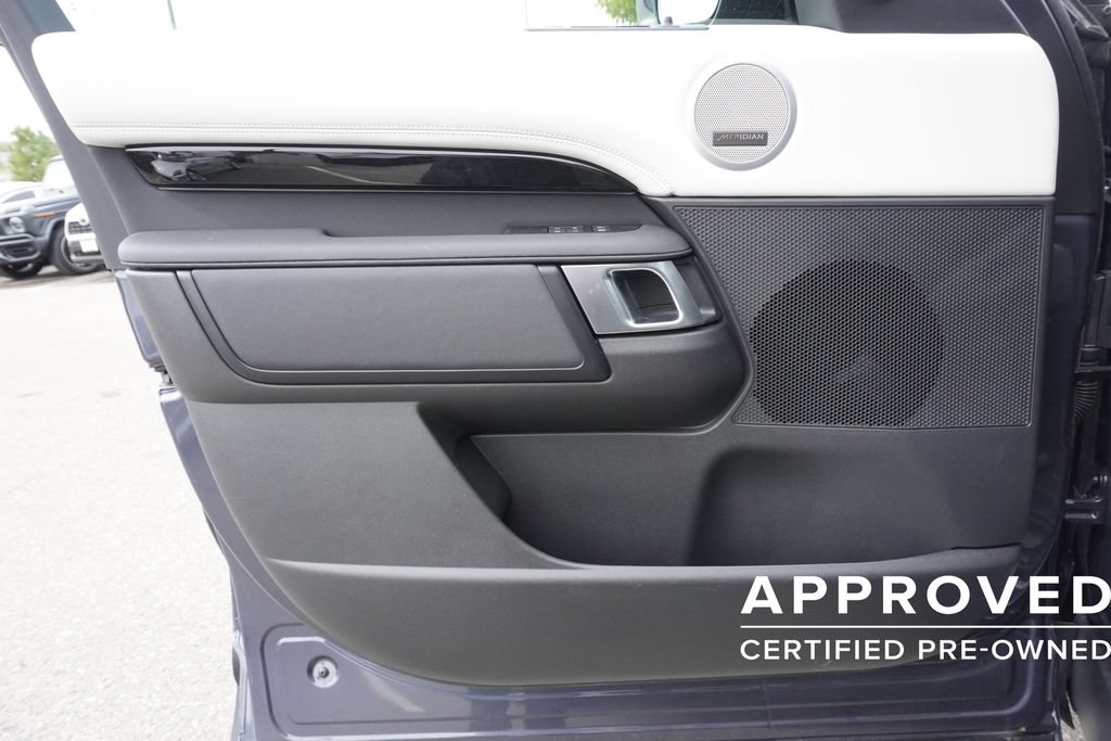 Used 2025 Land Rover Discovery S AWD/4WD image 17