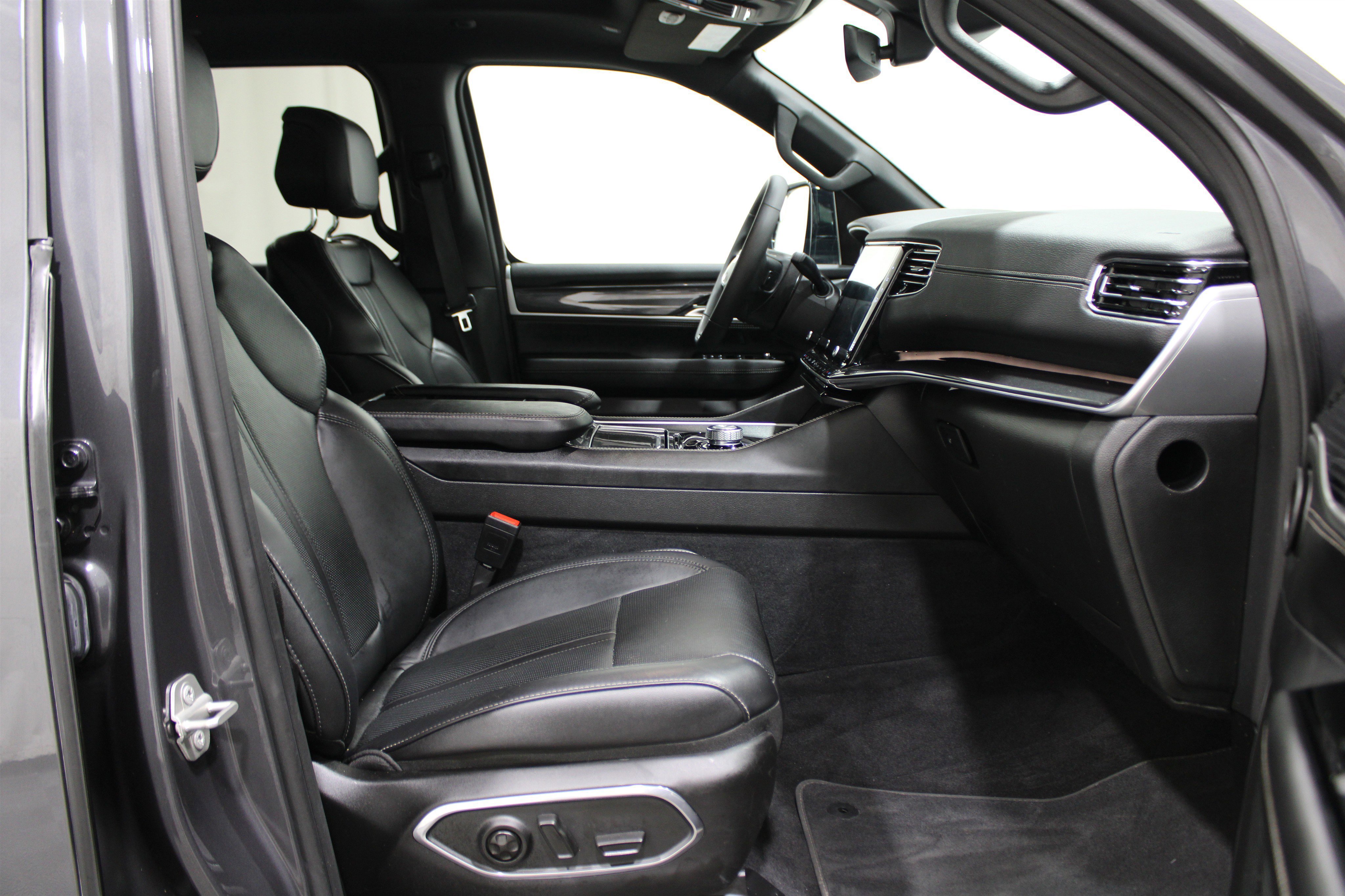 Used 2024 Jeep Wagoneer 4WD w/ Premium Group I image 35