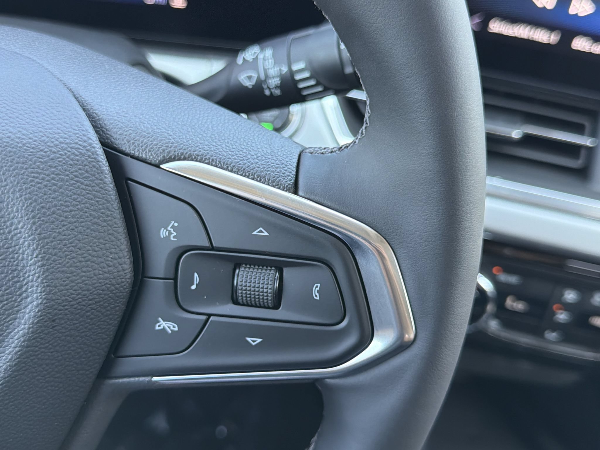 New 2026 Chevrolet Trax LT w/ Sunroof Package FWD image 18
