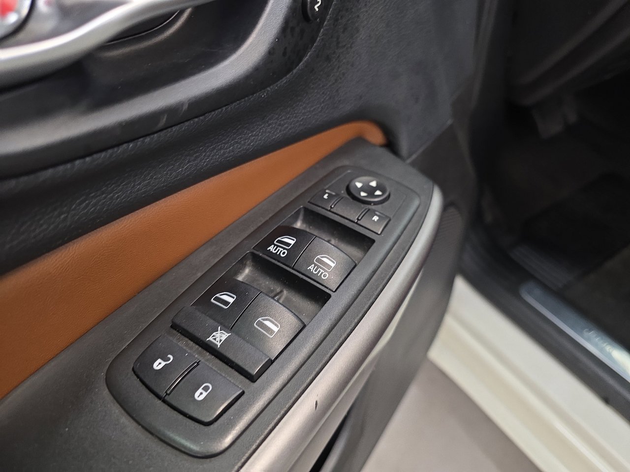 Used 2019 Jeep Cherokee Overland w/ Technology Group image 29