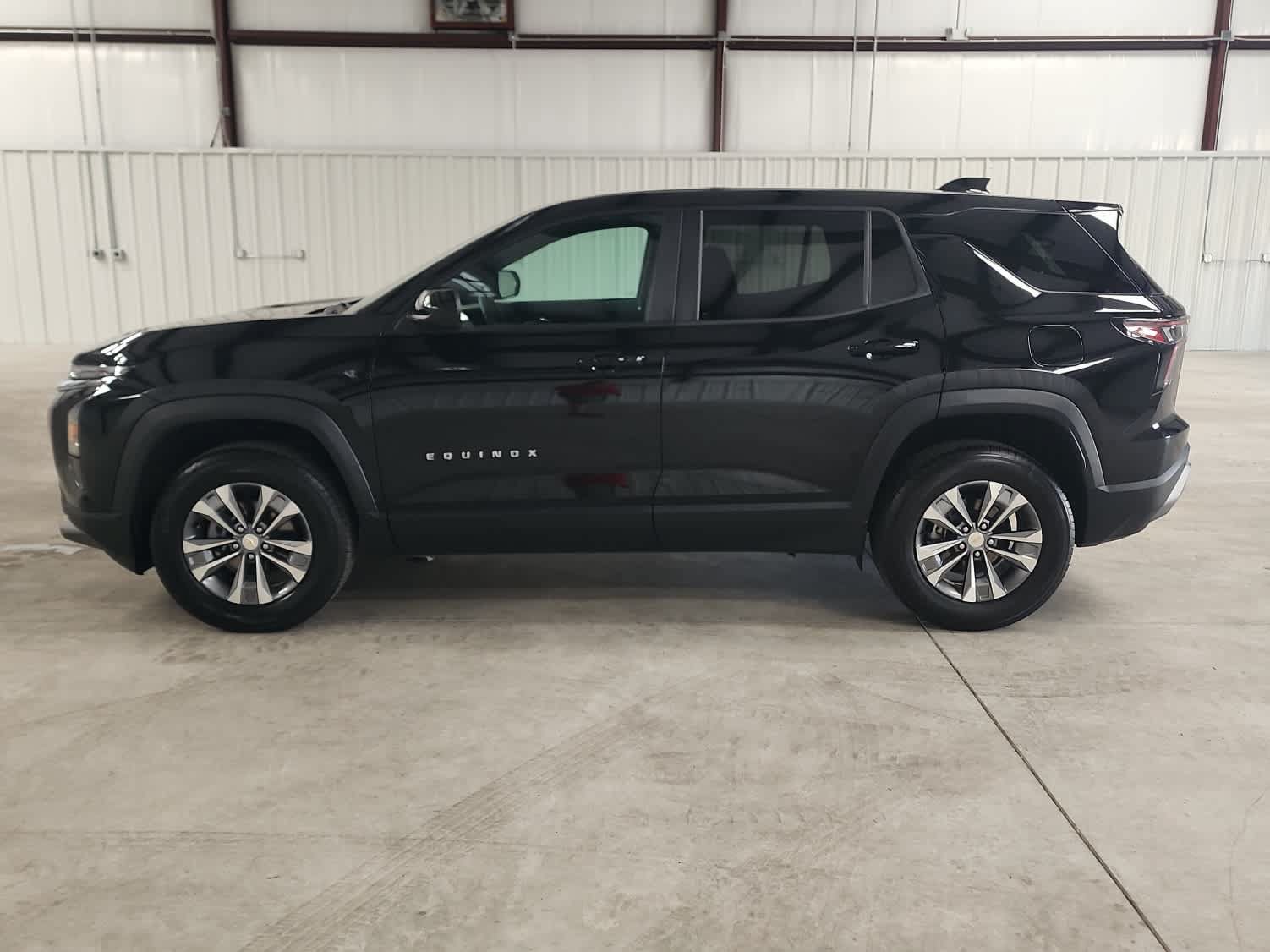 Used 2025 Chevrolet Equinox LT FWD image 2