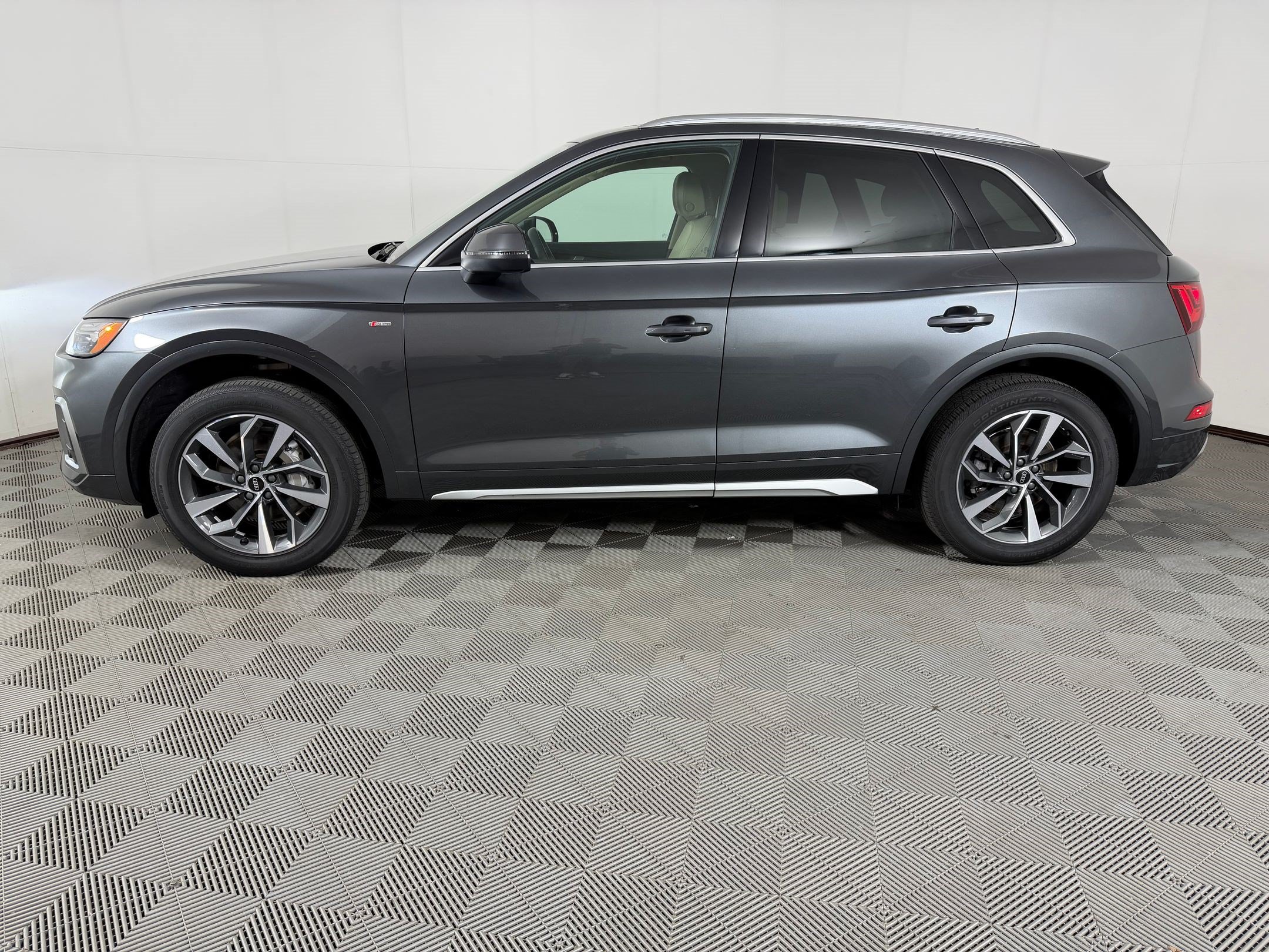 Certified 2022 Audi Q5 2.0T Premium Plus w/ Premium Plus Package AWD/4WD image 2