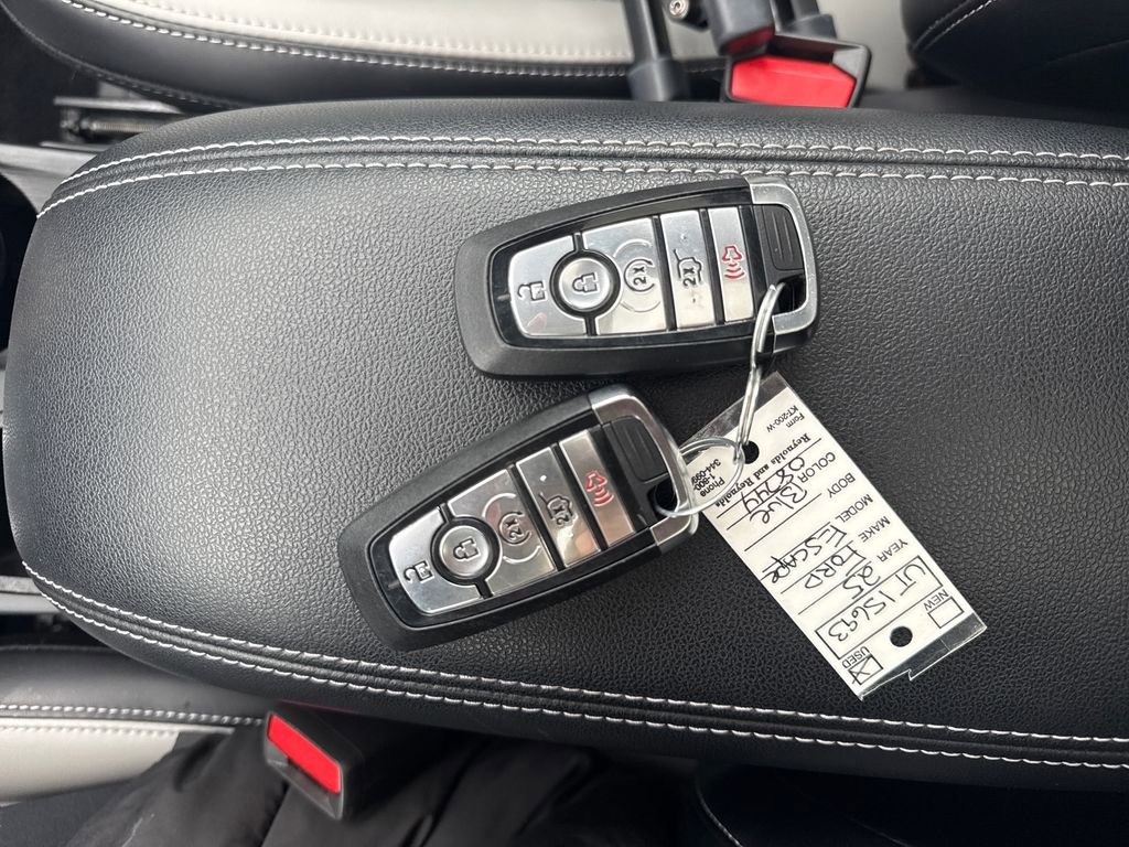 Used 2025 Ford Escape Platinum image 36