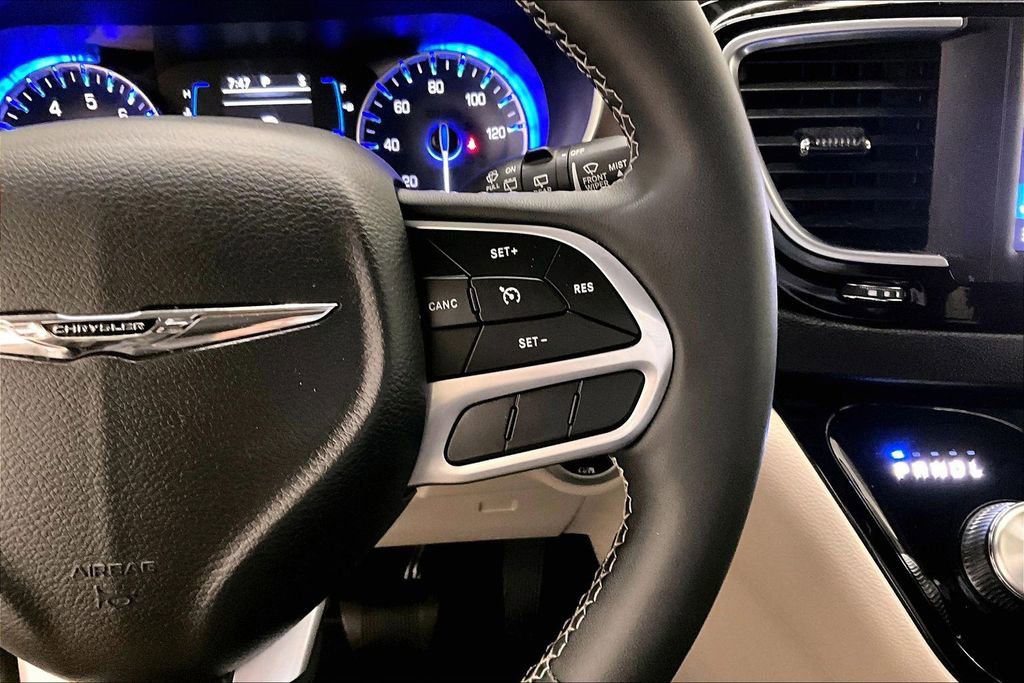 Used 2023 Chrysler Voyager LX image 12