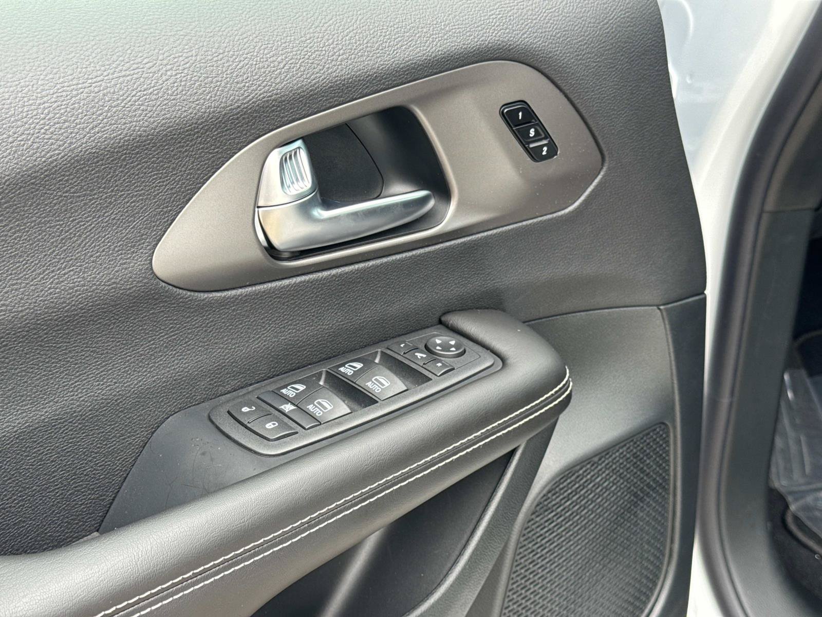 New 2027 Chrysler Pacifica Limited FWD image 17
