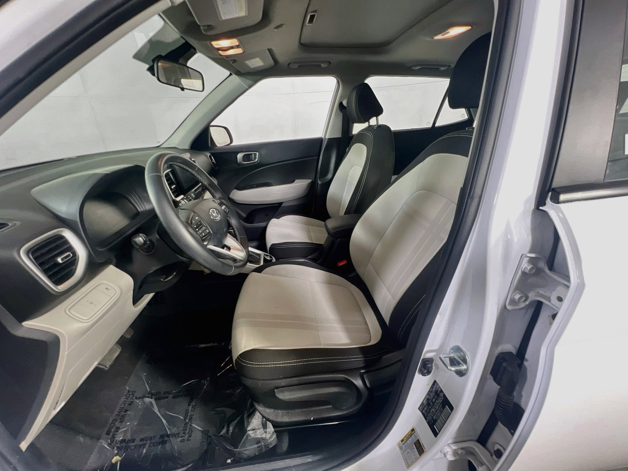 Used 2023 Hyundai Venue SEL w/ Cargo Package FWD image 19