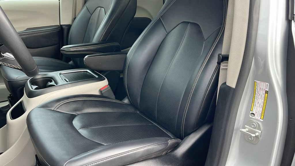 Used 2024 Chrysler Pacifica Touring-L FWD image 17