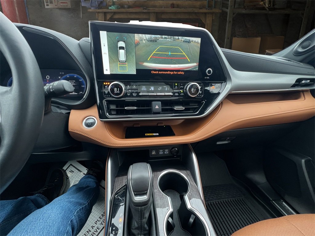 Used 2024 Toyota Highlander Platinum image 25