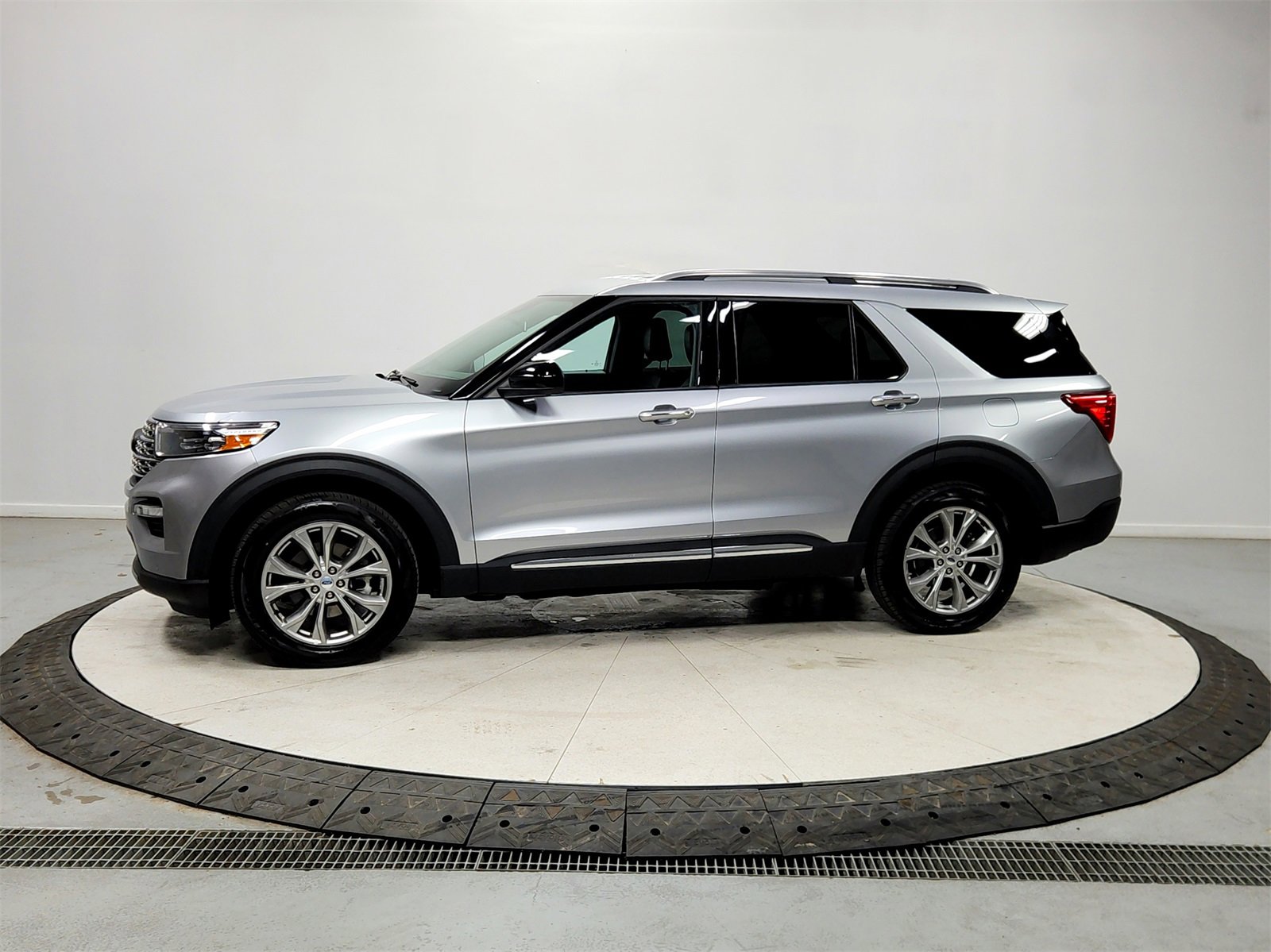 Used 2023 Ford Explorer Limited image 4