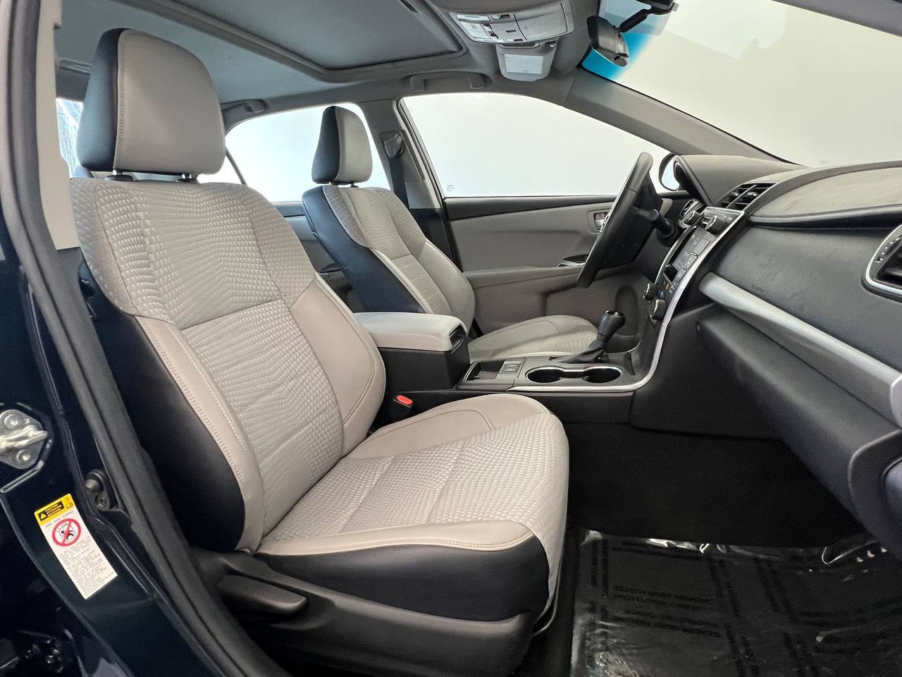 Used 2015 Toyota Camry SE w/ Moonroof Package FWD image 12