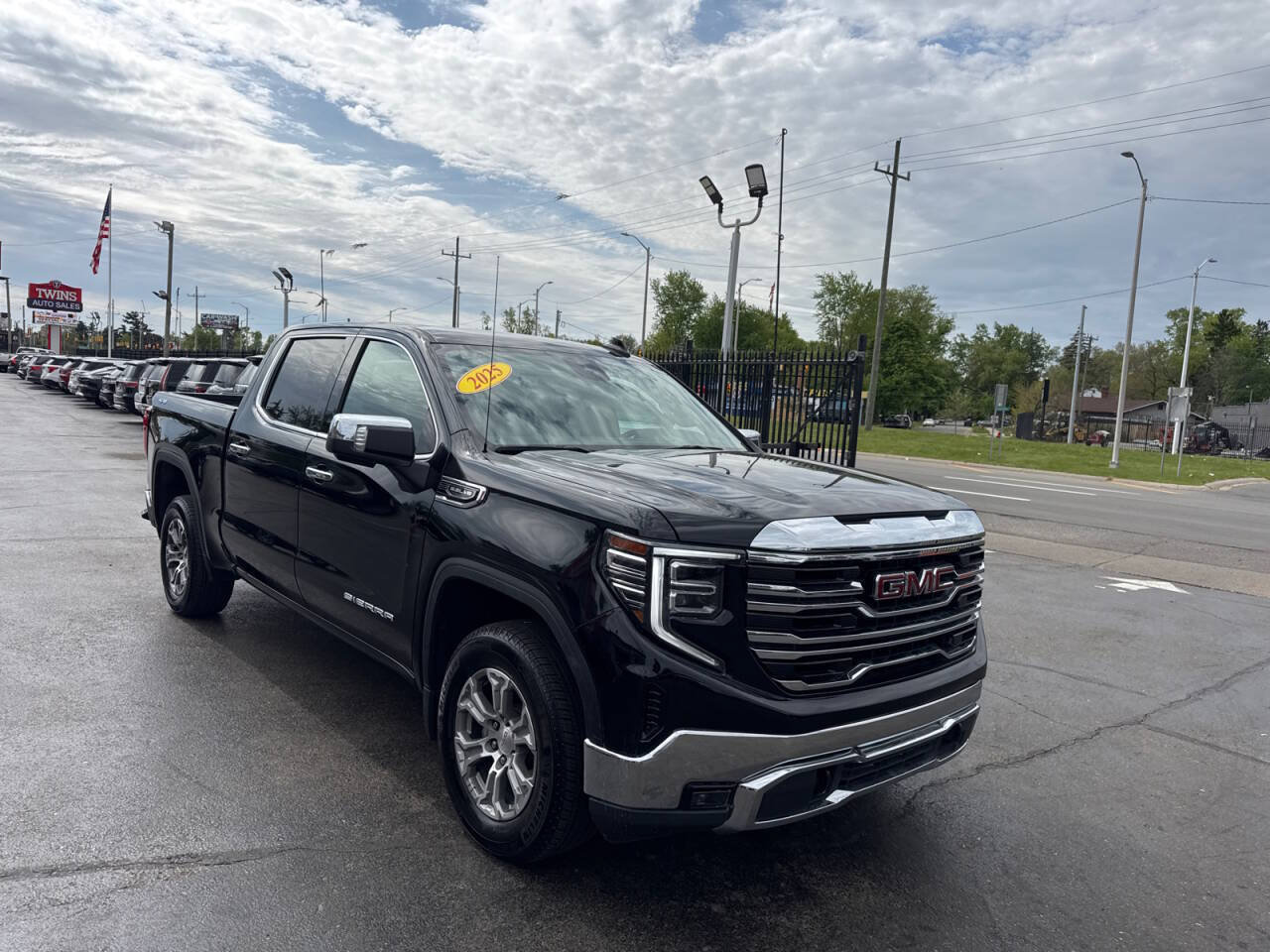 Used 2025 GMC Sierra 1500 SLT AWD/4WD image 3