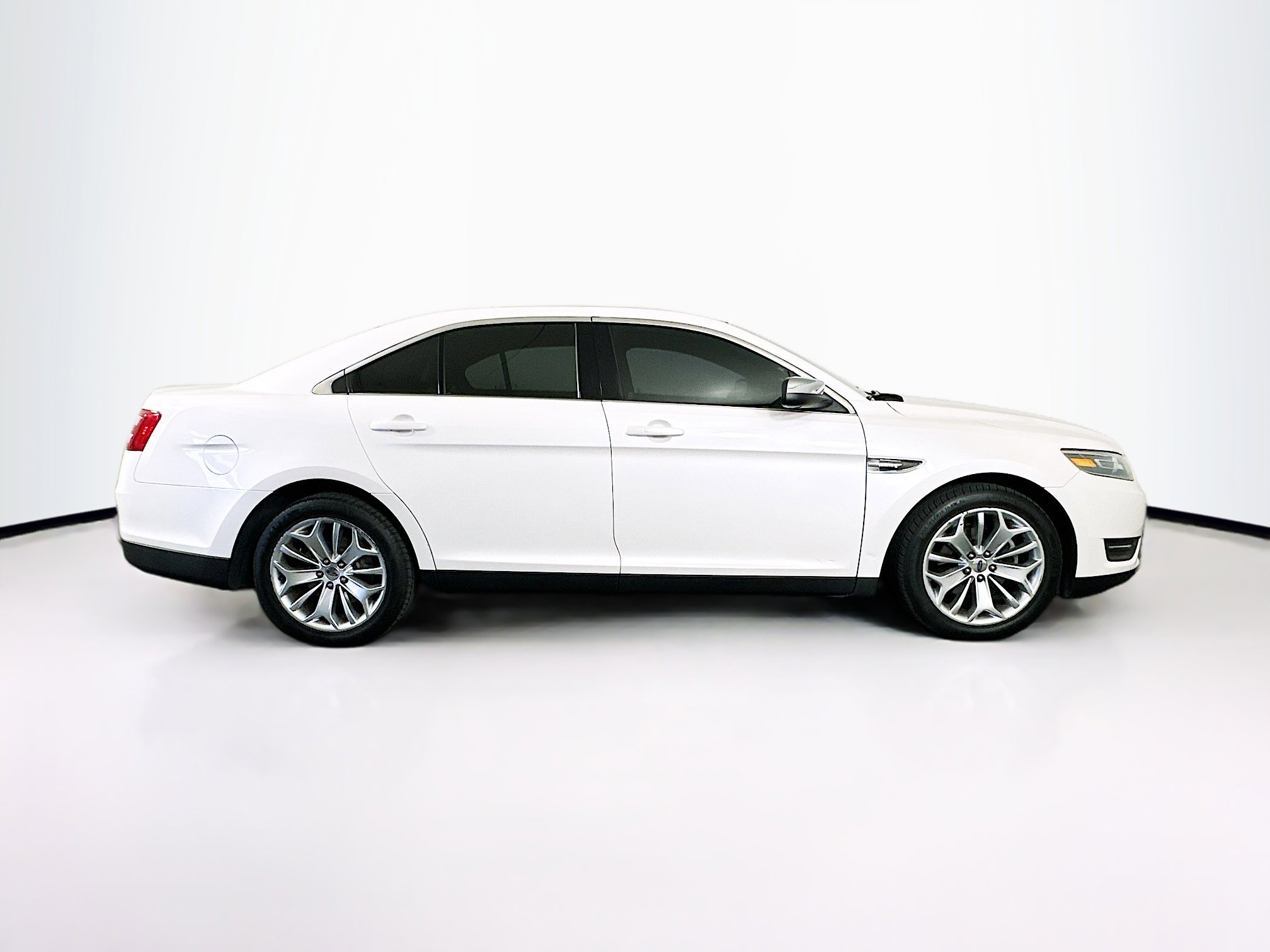 Used 2018 Ford Taurus Limited image 10