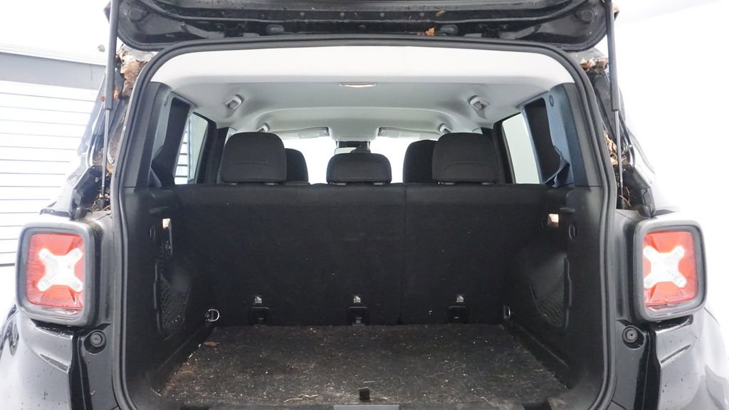 Used 2017 Jeep Renegade Latitude w/ Cold Weather Group image 20