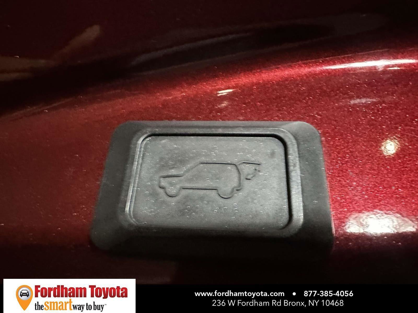 Used 2018 Toyota RAV4 SE w/ Power Extra Value Package image 15