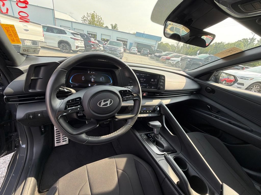 Used 2025 Hyundai Elantra Sport FWD image 13