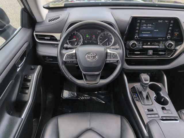 Used 2022 Toyota Highlander XLE AWD/4WD image 16
