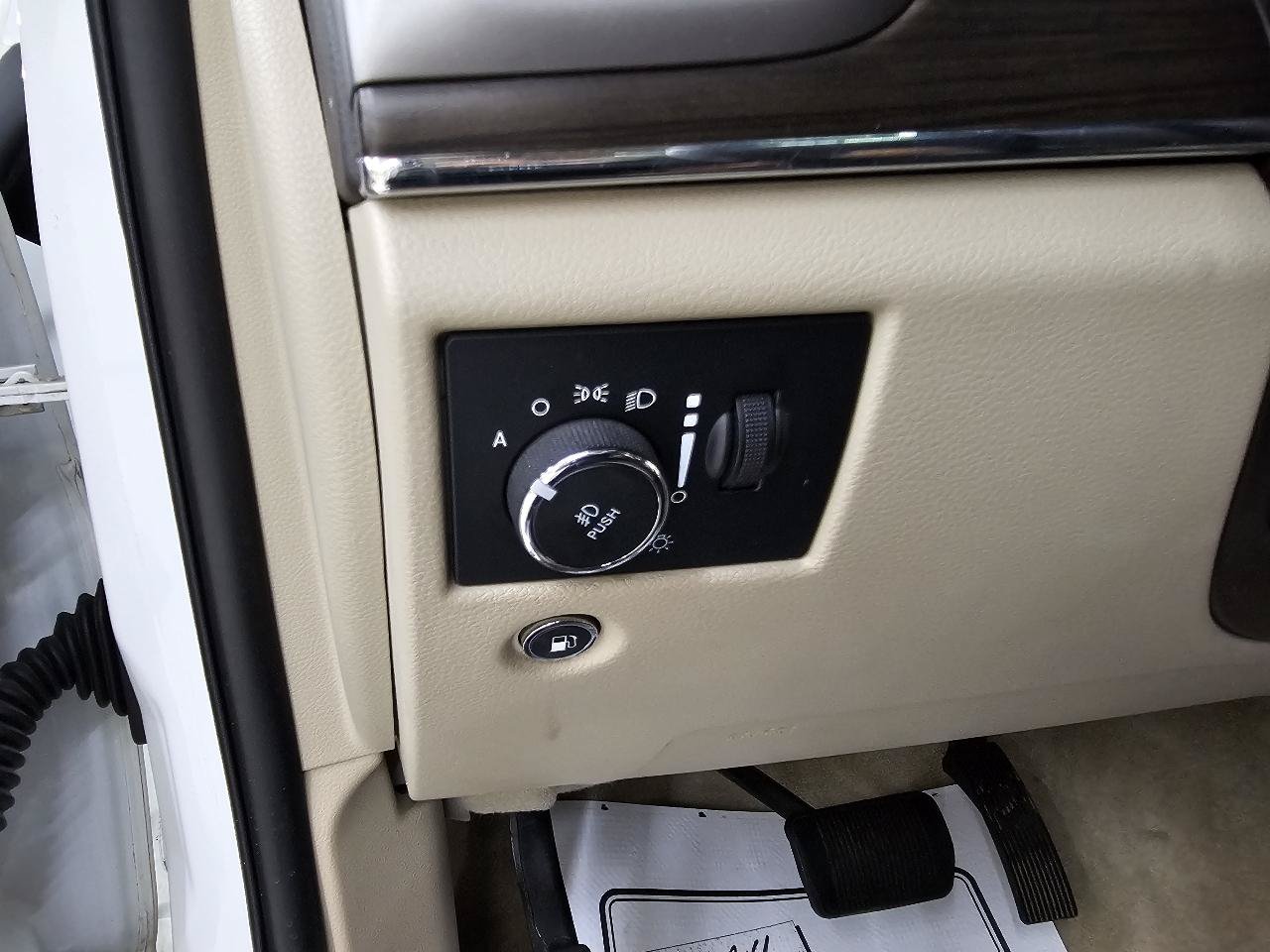 Used 2018 Jeep Grand Cherokee Overland RWD image 39