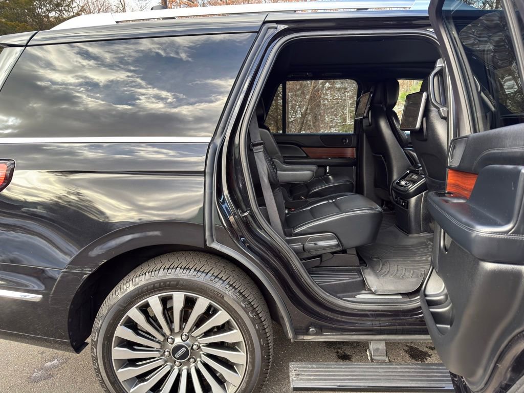 Used 2019 Lincoln Navigator Reserve image 27